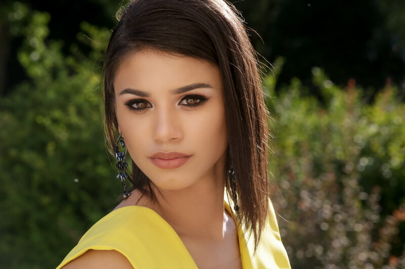 Modelo com cabelo humano natural, liso e brilhante